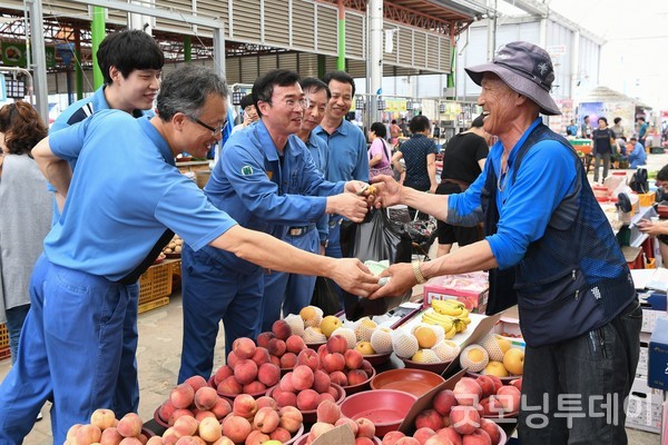 광양제철소 직원들이 지역경제 활성화를 위해 21일 광양5일장을 찾아 채소, 과일 등을 구매했다. ©광양제철소