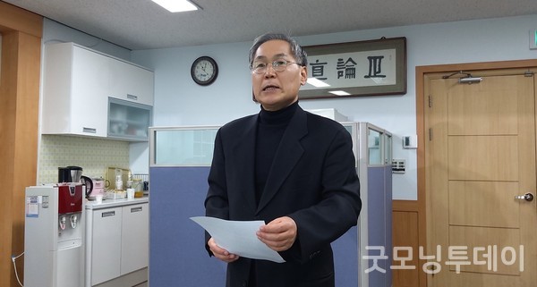 우윤근 전 의원이 13일 오전 광양시청 열린홍보방에서 기자회견을 열고 21대 총선 불출마를 선언했다.