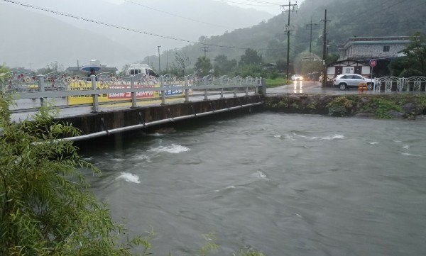 폭우로 하천 물이 다리 밑까지 차올랐다. ⓒ서정민 안전모니터봉사단