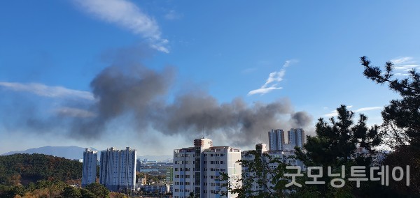 목재상가 화재로 발생한 검은 연기가 주변 아파트를 뒤덮었다.