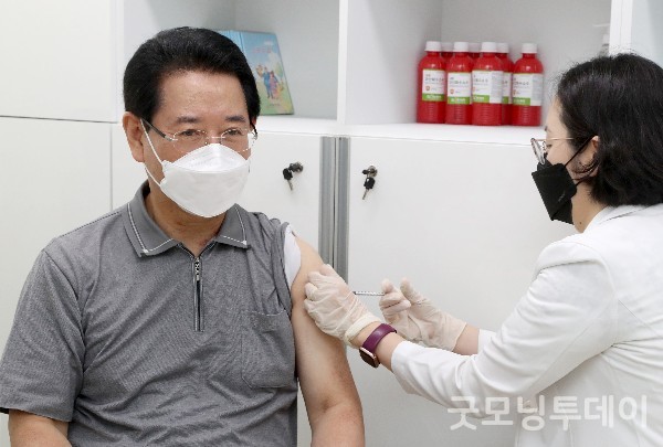 김영록 도지사가 지난 22일 무안 남악 소재 보건지소에서 화이자 백신 4차 추가접종을 하고 있다.