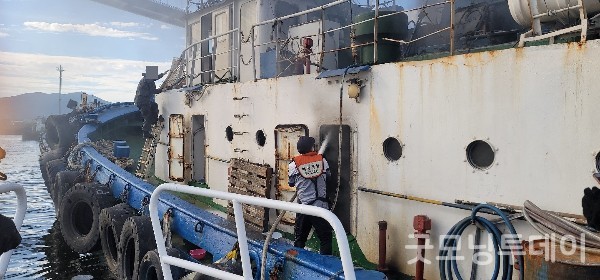 여수해경이 선박 화재를 진압하고 있다.